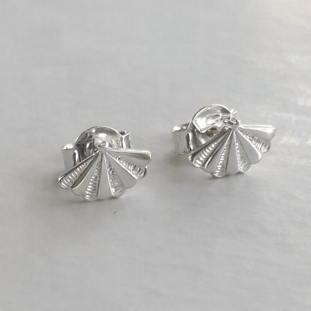 SANTIAGO Shell Stud Earrings