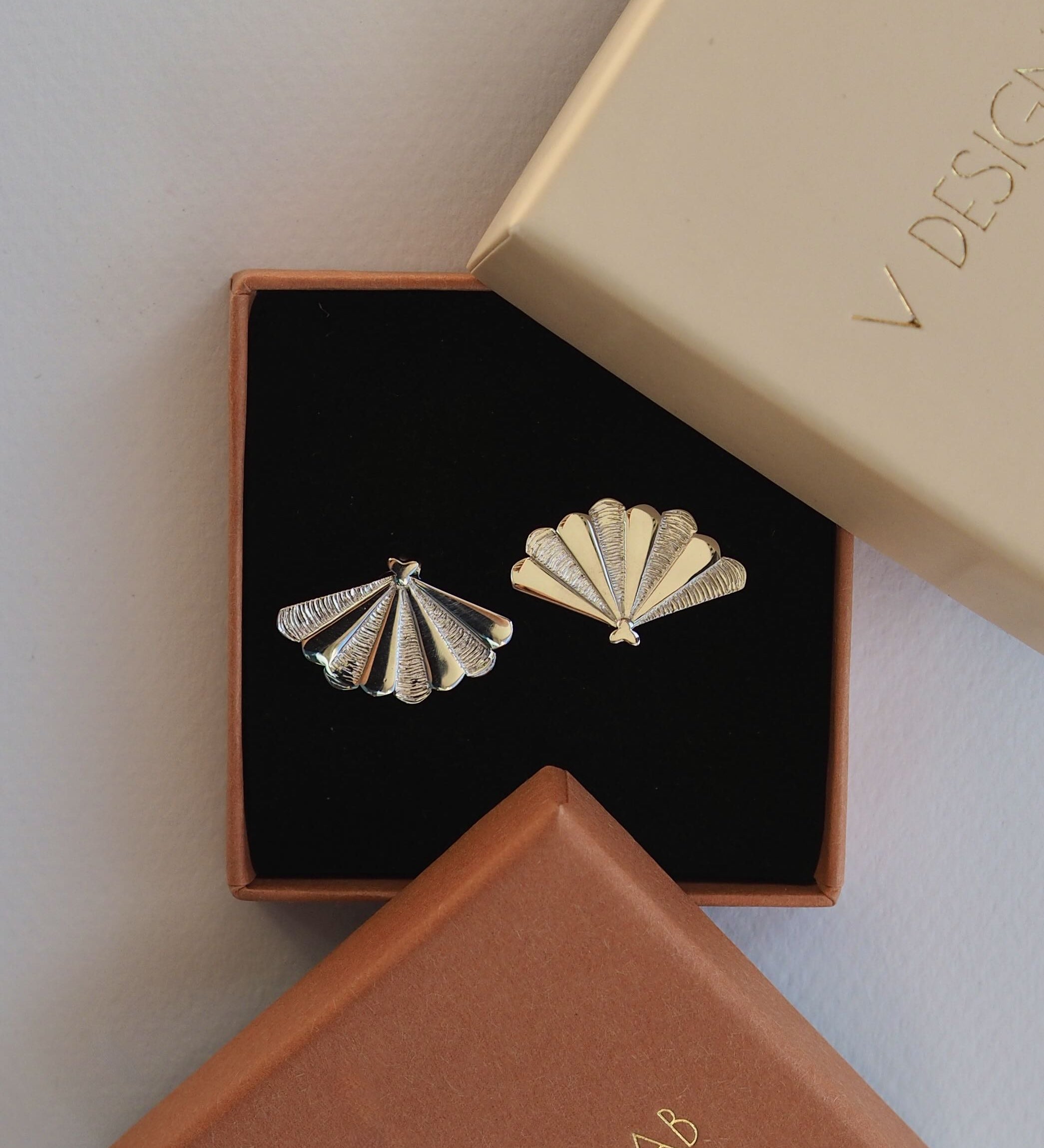 SANTIAGO Shell Midi Studs
